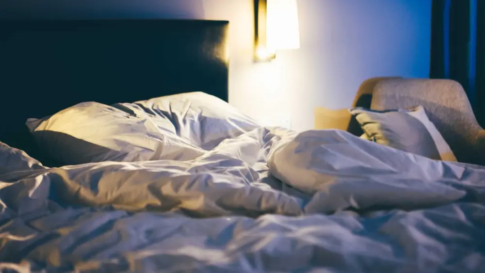 Cleaning experts say you shouldn't make your bed first thing in the morning. Here's why