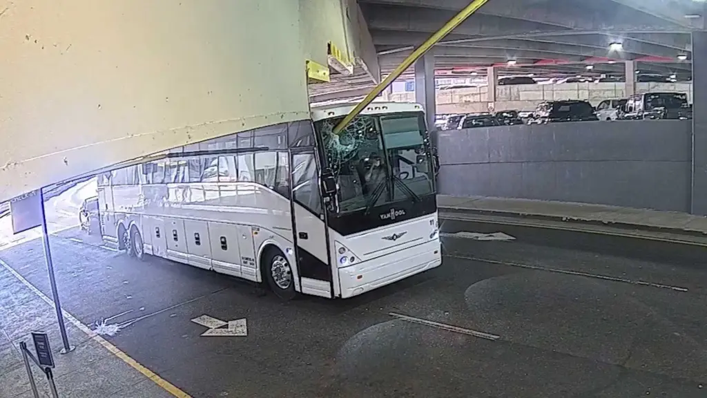 VIDEO: Bus drives into height barrier pole, piercing windshield