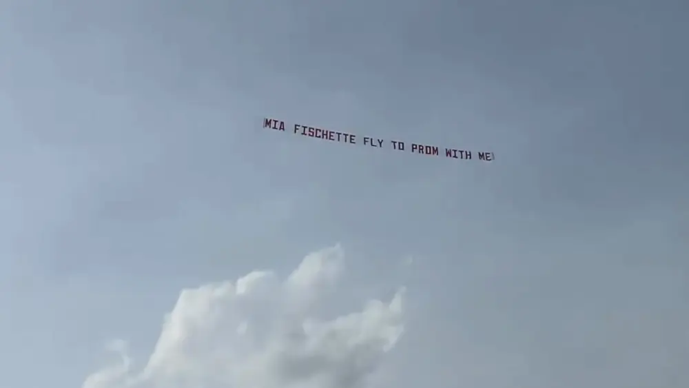 High school senior takes to the sky for elaborate 'promposal'