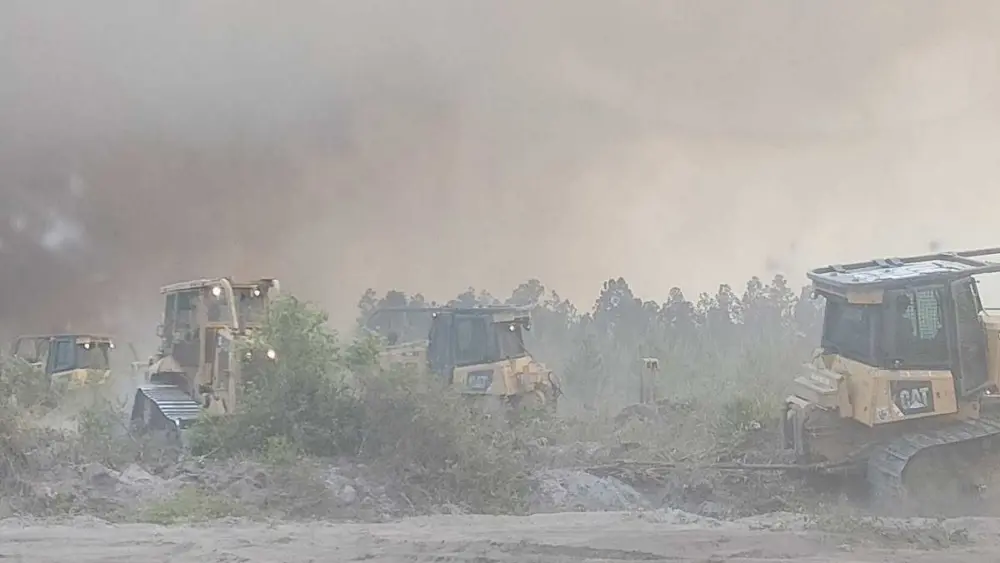 Firefighters push to hold Highway 82 wildfire in southeast Georgia as temperatures rise