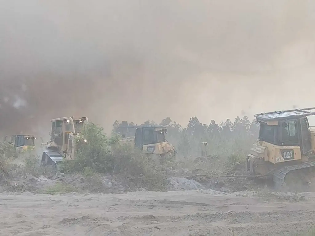 Firefighters push to hold Highway 82 wildfire in southeast Georgia as temperatures rise