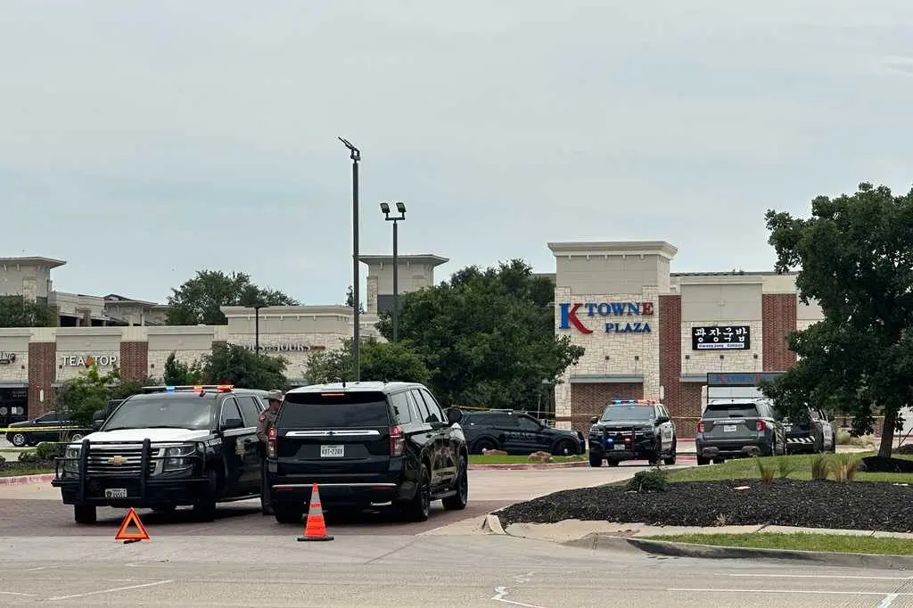 2 killed and 3 injured in shootings near Texas shopping mall