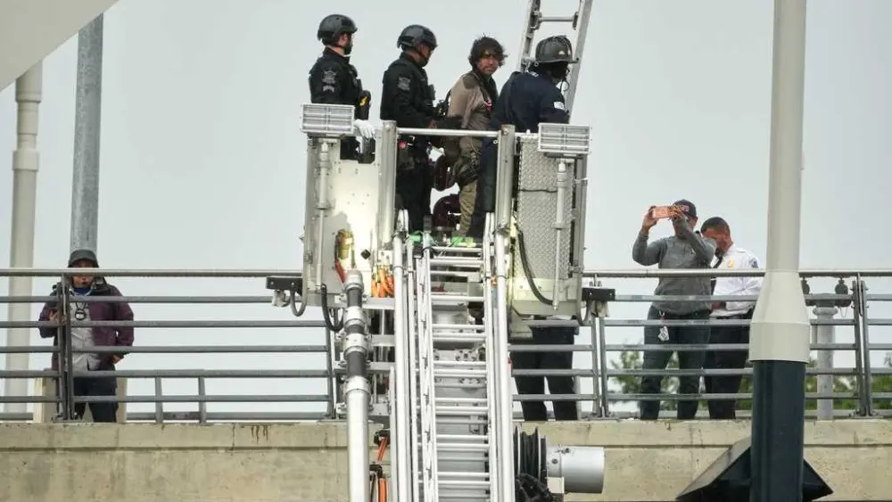 Protester comes down from atop Washington bridge ending 5-day stand against AI and Iran war