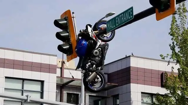 Video shows motorcycle hanging from traffic light after crash in Canada