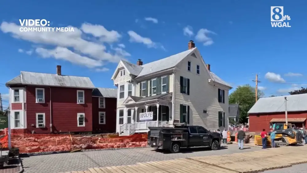 Time-lapse shows a 96-ton Pennsylvania house on the move