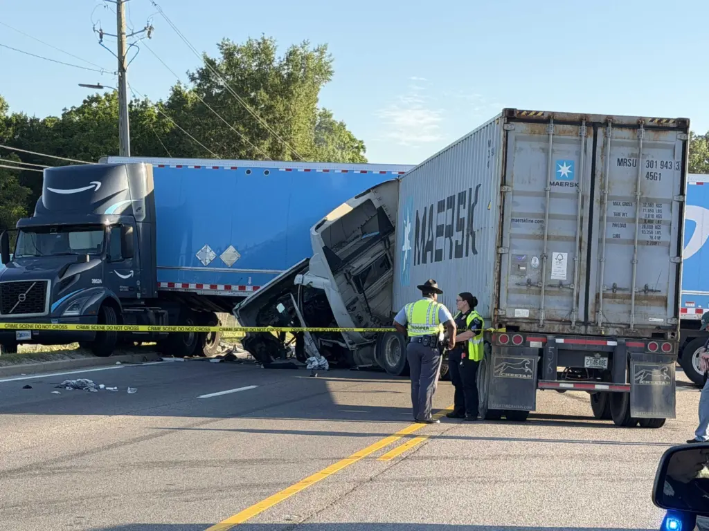 Crash involving two tractor trailers leads to lane closures in Savannah