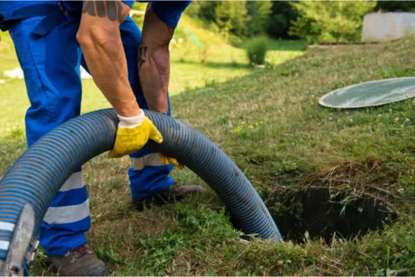septic-tank-pumping_708778129