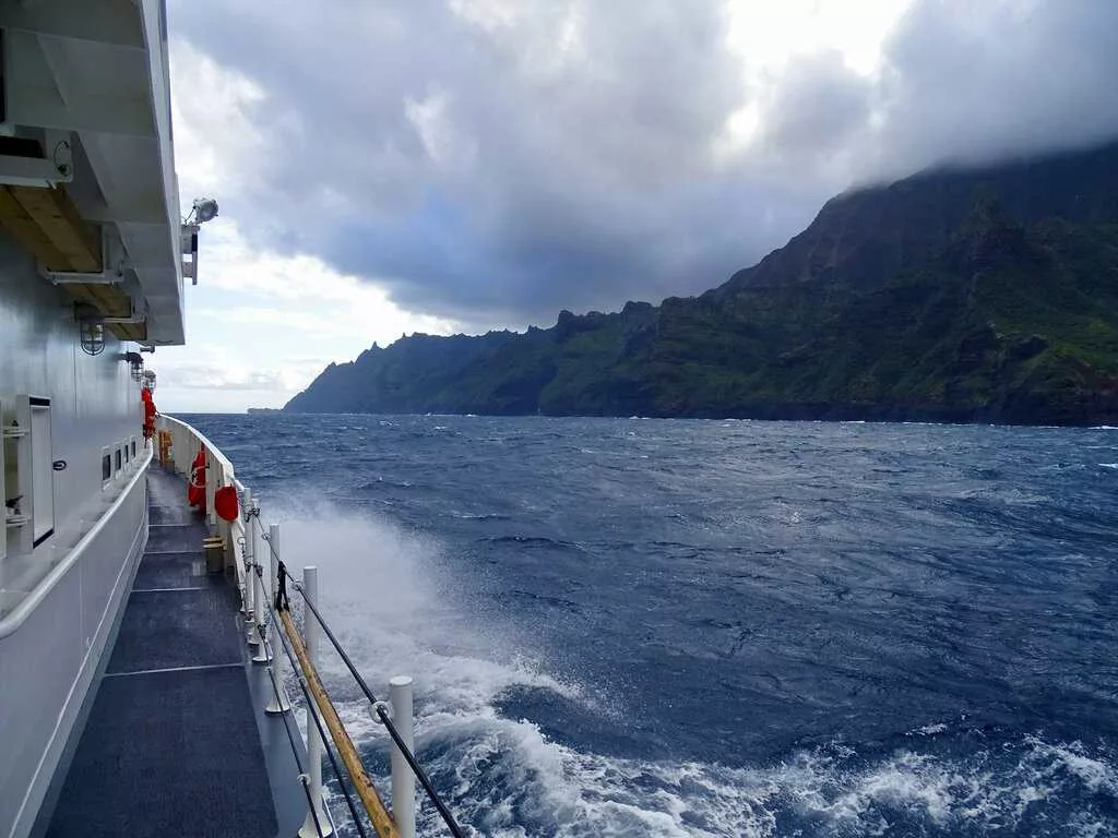 1 dead, 2 missing after helicopter crash off Hawaiian island Bob 106.