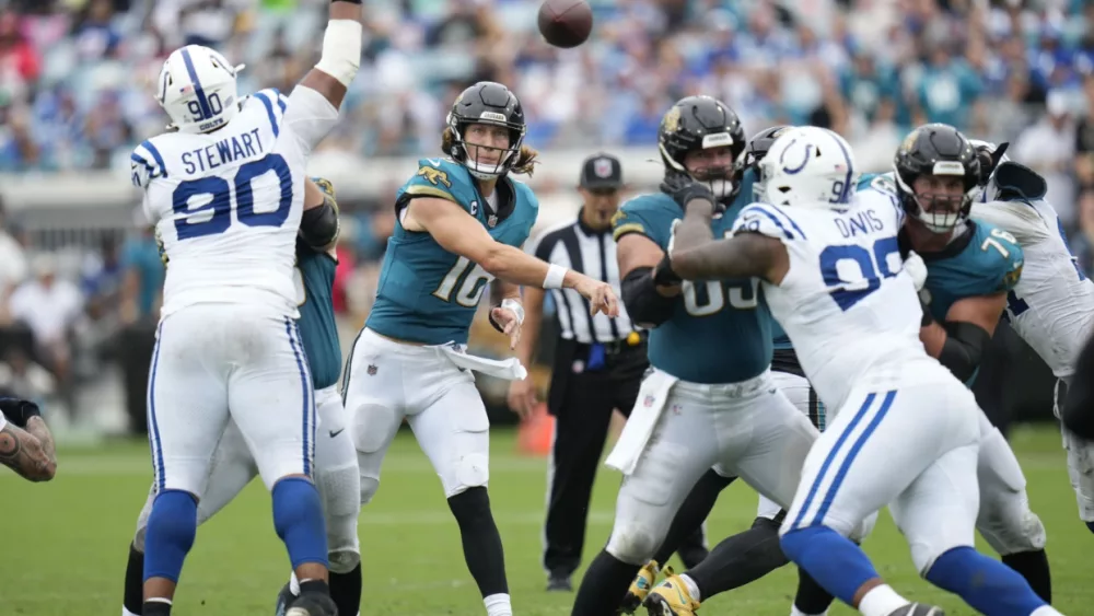 jacksonville-jaguars-quarterback-trevor-lawrence-throws-a-pass-against-the-indianapolis-colts-67033fb0ecc61597301