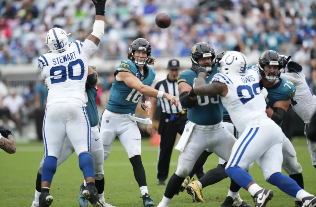 jacksonville-jaguars-quarterback-trevor-lawrence-throws-a-pass-against-the-indianapolis-colts-67033fb0ecc61597301