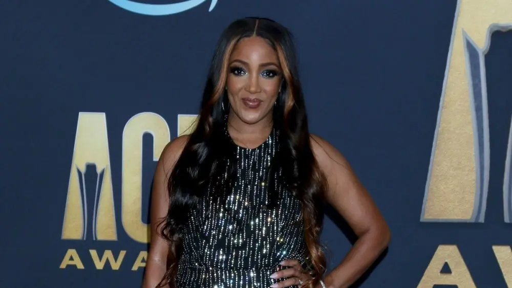 Mickey Guyton shares ‘Sugar Cookie’ visualizer from new holiday album ‘Feels Like Christmas’