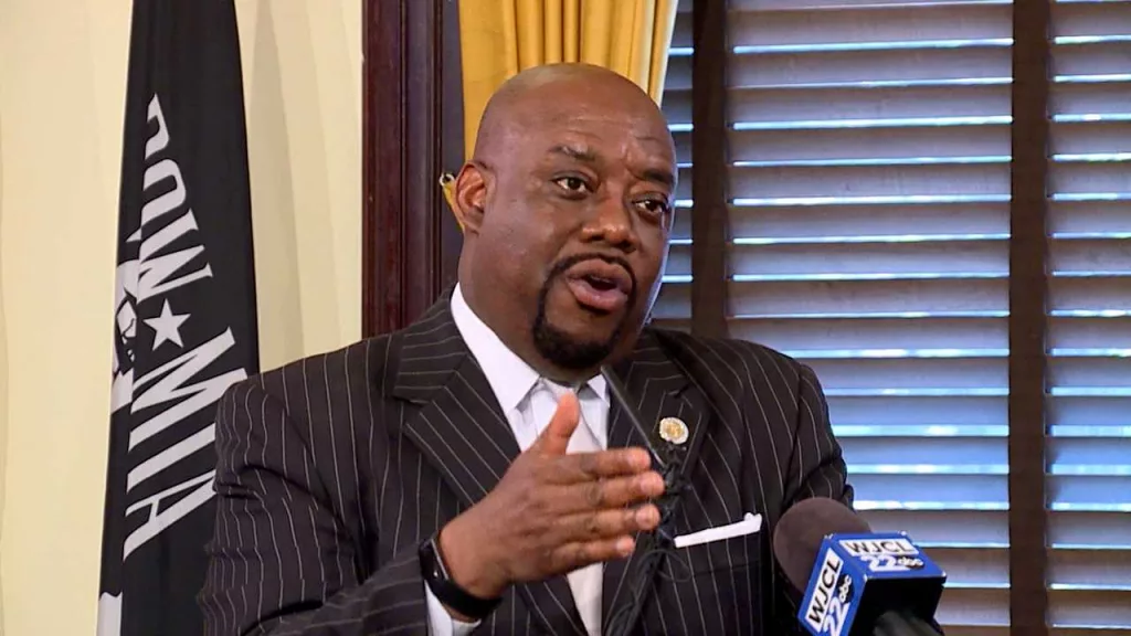 mayor-van-johnson-presser-mxf-00-18-46-37-still001-1651011563819875