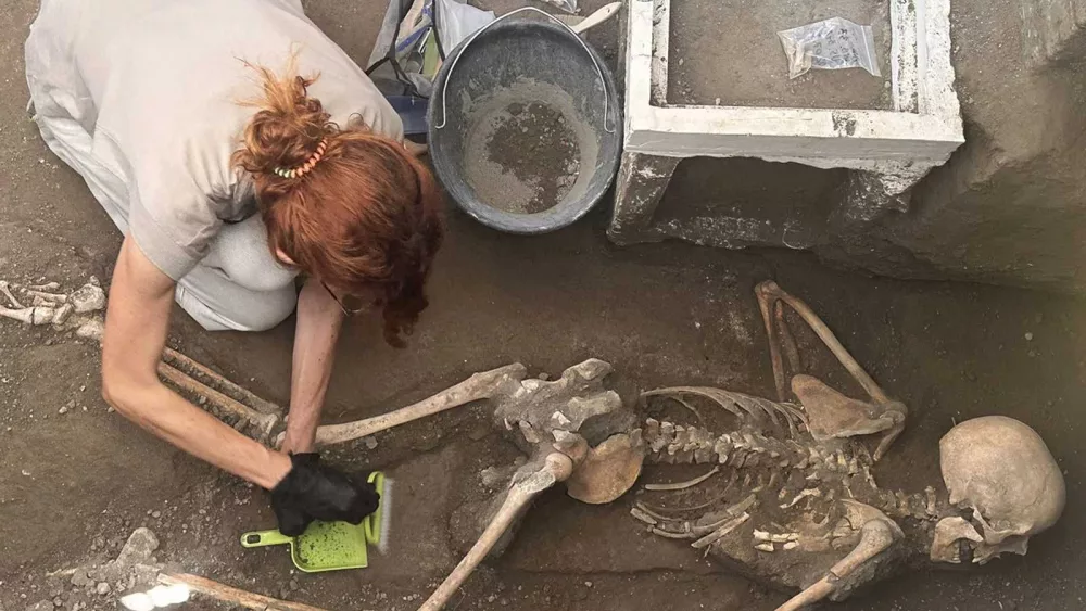 Pompeii archaeologists find bodies of man and woman – and their treasure