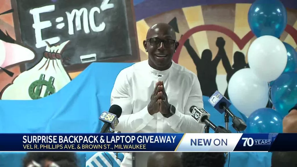 Donald Driver donates laptops to students