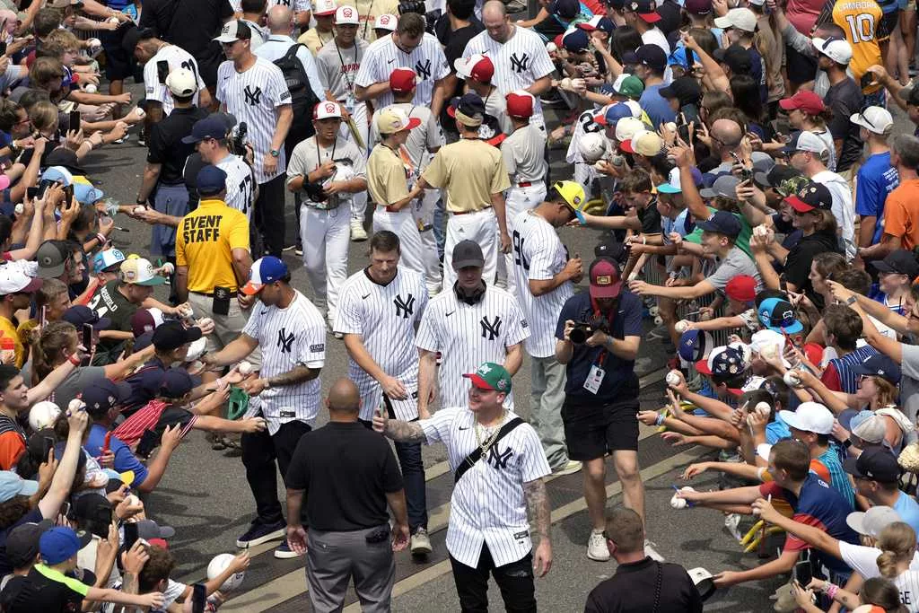Tigers top Yankees at annual MLB Little League Classic