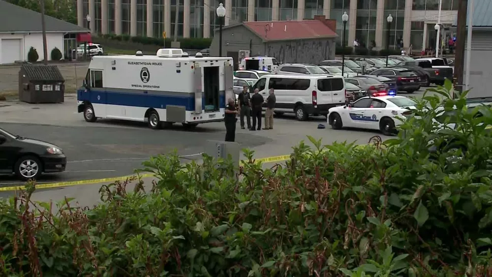 1 dead, 2 injured in shooting outside Kentucky courthouse; police in standoff with shooter