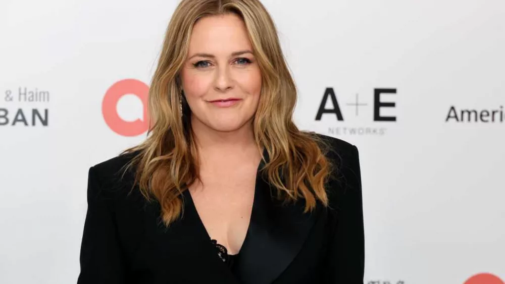 Alicia Silverstone posts video of herself eating toxic fruit