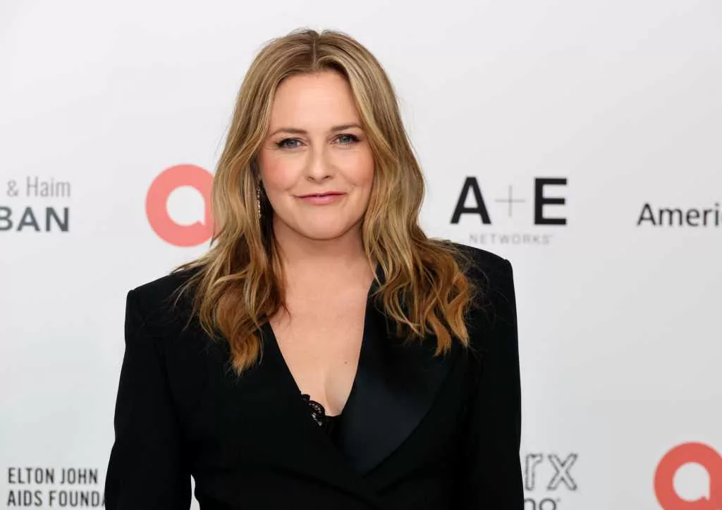 Alicia Silverstone posts video of herself eating toxic fruit