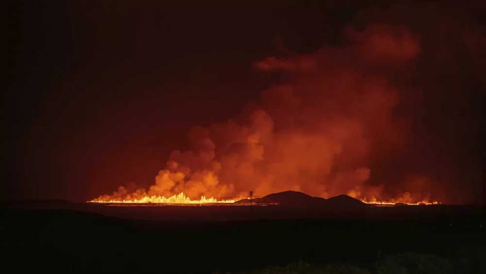 Volcano erupts in southwestern Iceland
