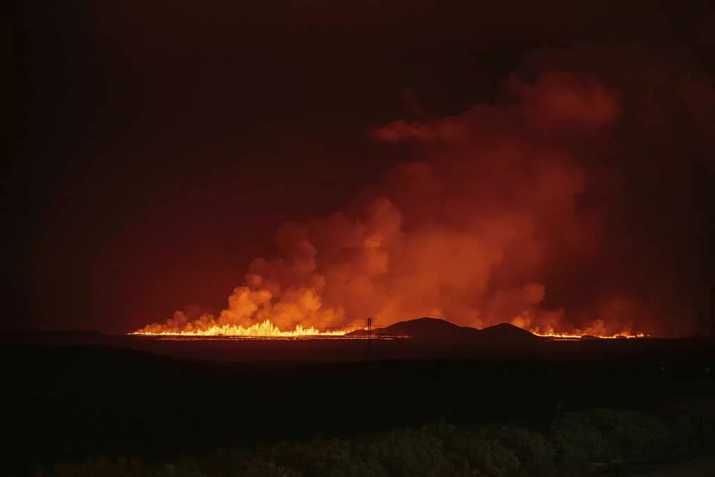 Volcano erupts in southwestern Iceland