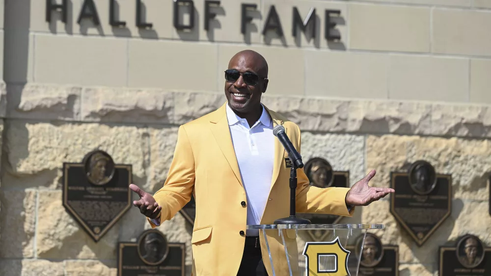 Barry Bonds enters the Pittsburgh Pirates Hall of Fame