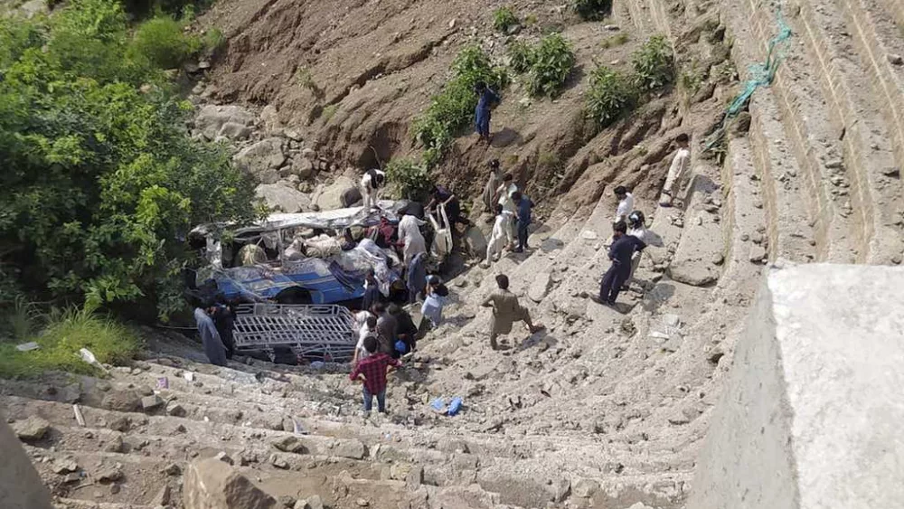 2 separate bus accidents in Pakistan leave at least 35 dead