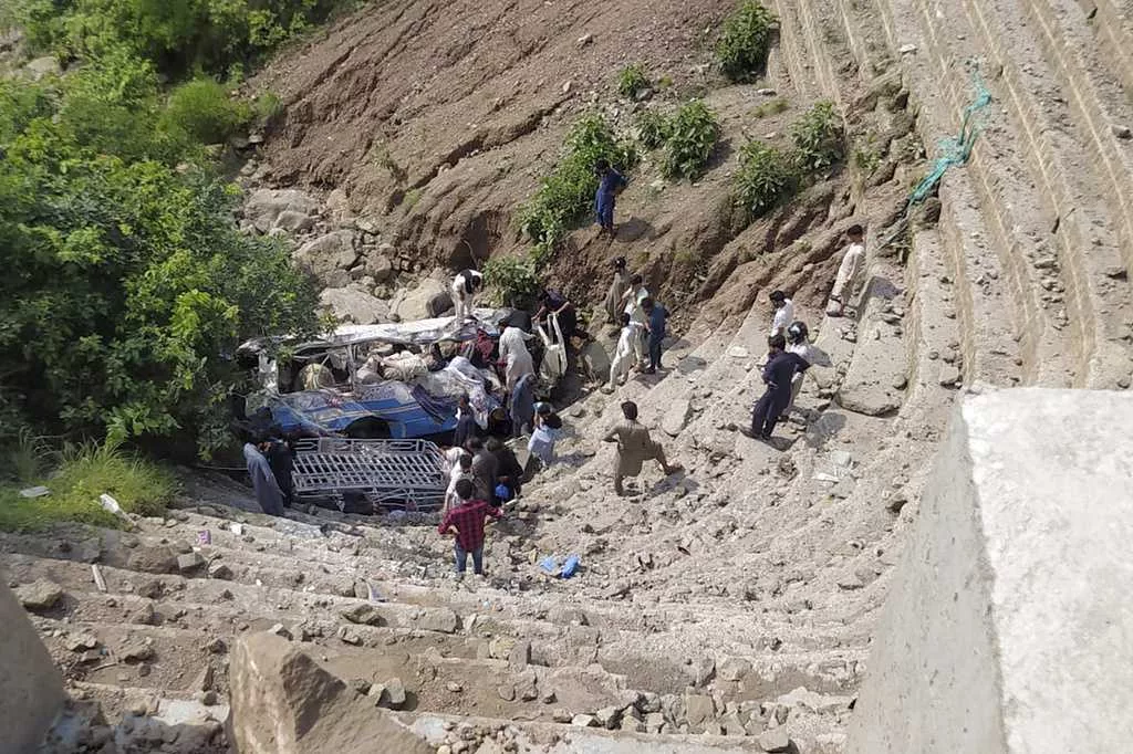 2 separate bus accidents in Pakistan leave at least 35 dead