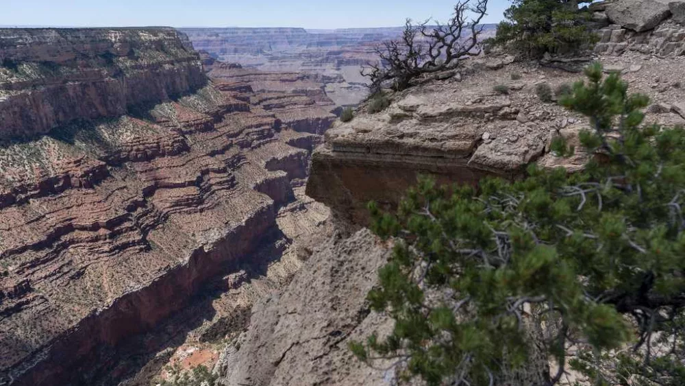 Grand Canyon water pipeline fails, prompts shutdown of overnight hotel stays