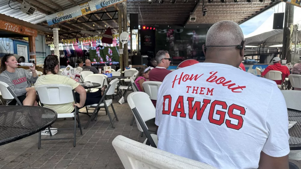 Restaurant fills up for first Georgia Bulldogs game of season