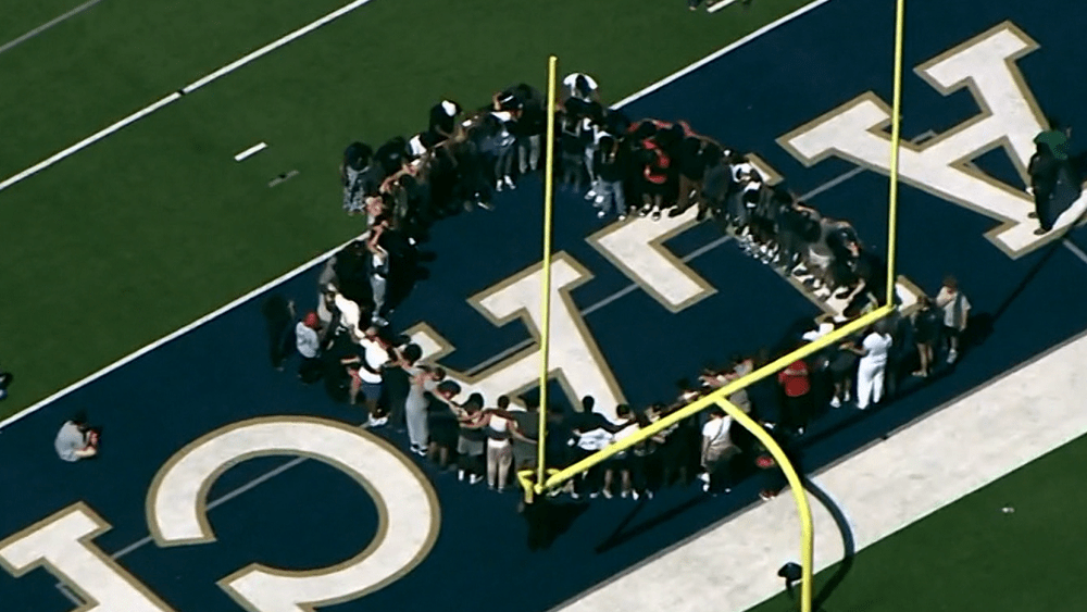 Video: Students gather in prayer circle after deadly Georgia school shooting