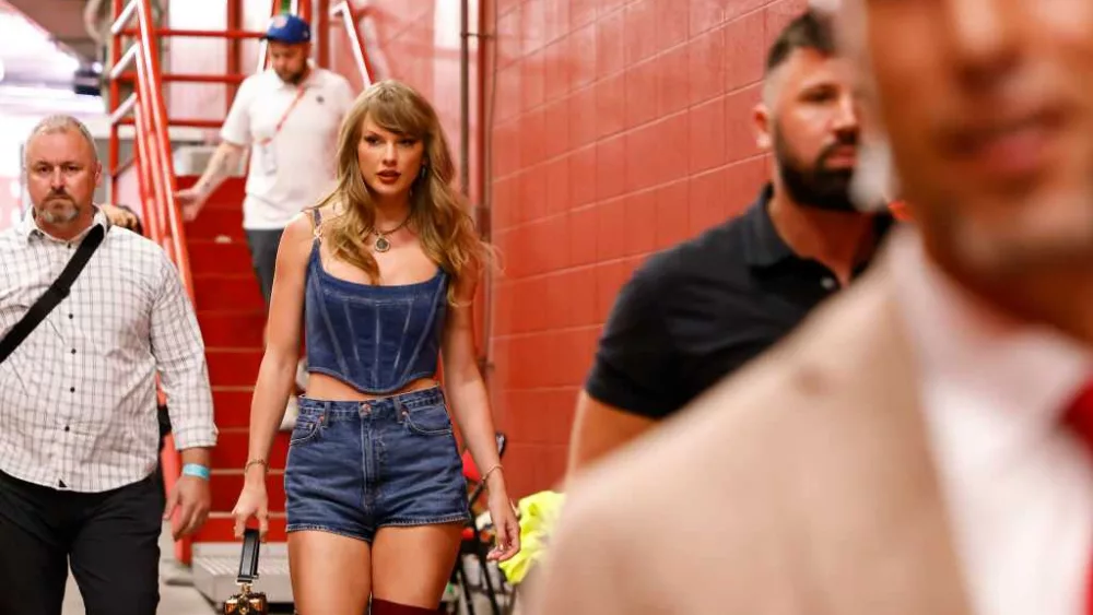 Taylor Swift shows up at Arrowhead Stadium to watch Travis Kelce, Chiefs face Ravens in NFL opener