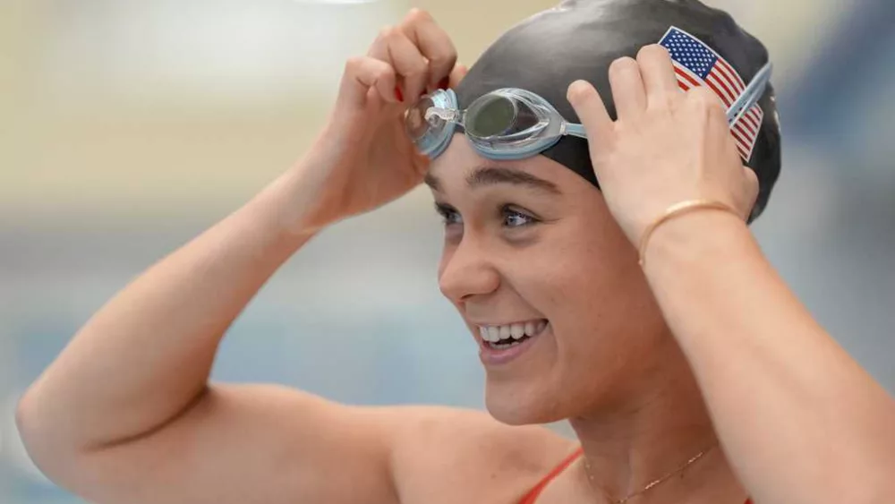 American swimmer Ali Truwit wins medal 16 months after losing her leg in shark attack