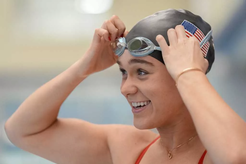 American swimmer Ali Truwit wins medal 16 months after losing her leg in shark attack