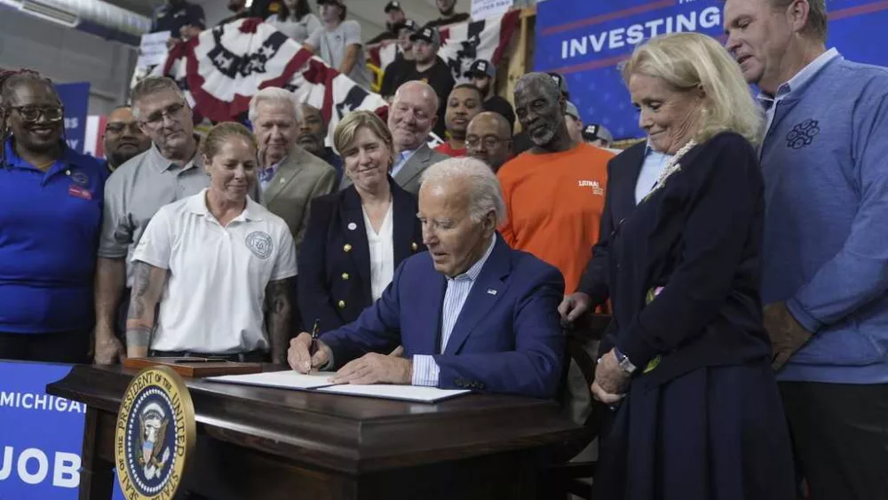 Biden signs 'common sense' order prioritizing federal grants for projects with higher worker wages