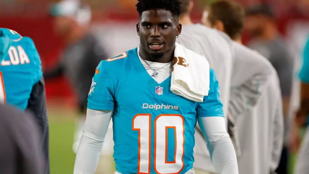 Tyreek Hill is briefly detained for a traffic violation ahead of Dolphins' season opener