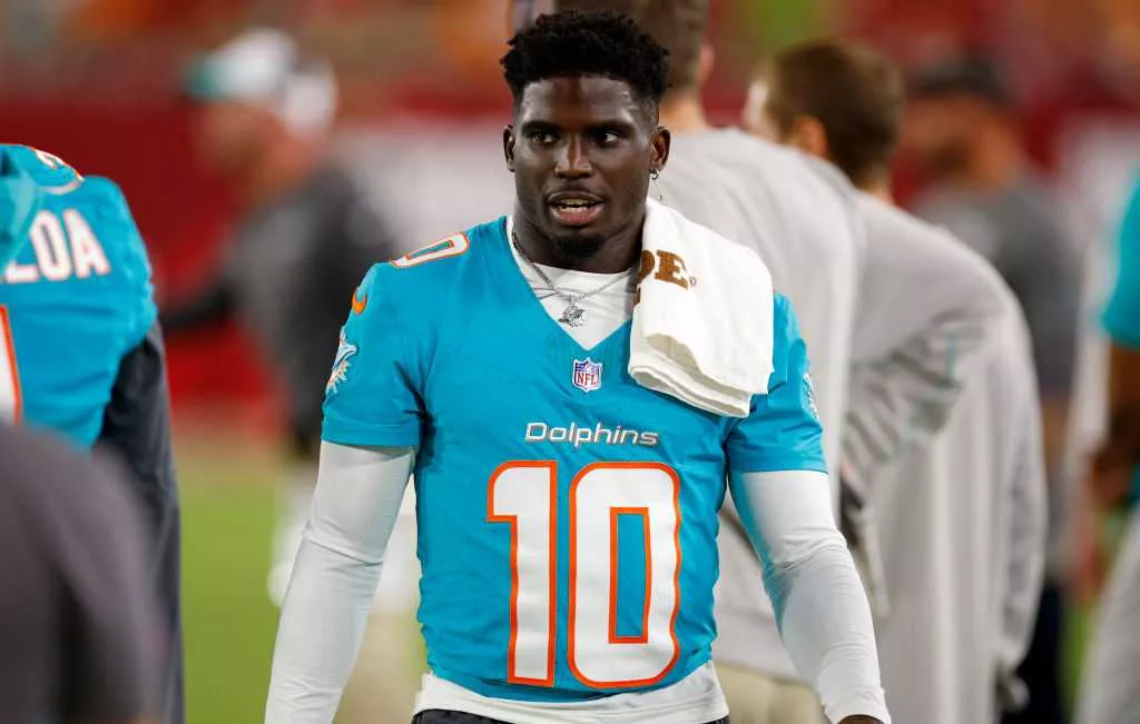 Tyreek Hill is briefly detained for a traffic violation ahead of Dolphins' season opener