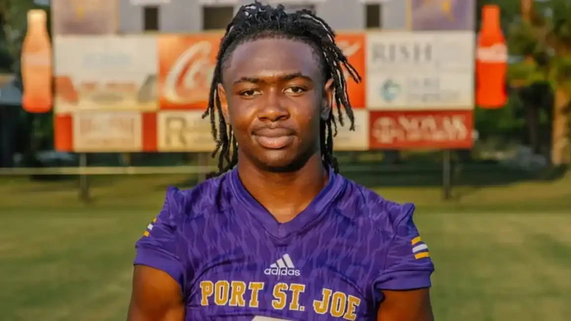 Florida high school football player dies after collapsing during game