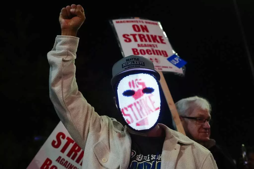 33,000 Boeing factory workers go on strike after rejecting contract offer