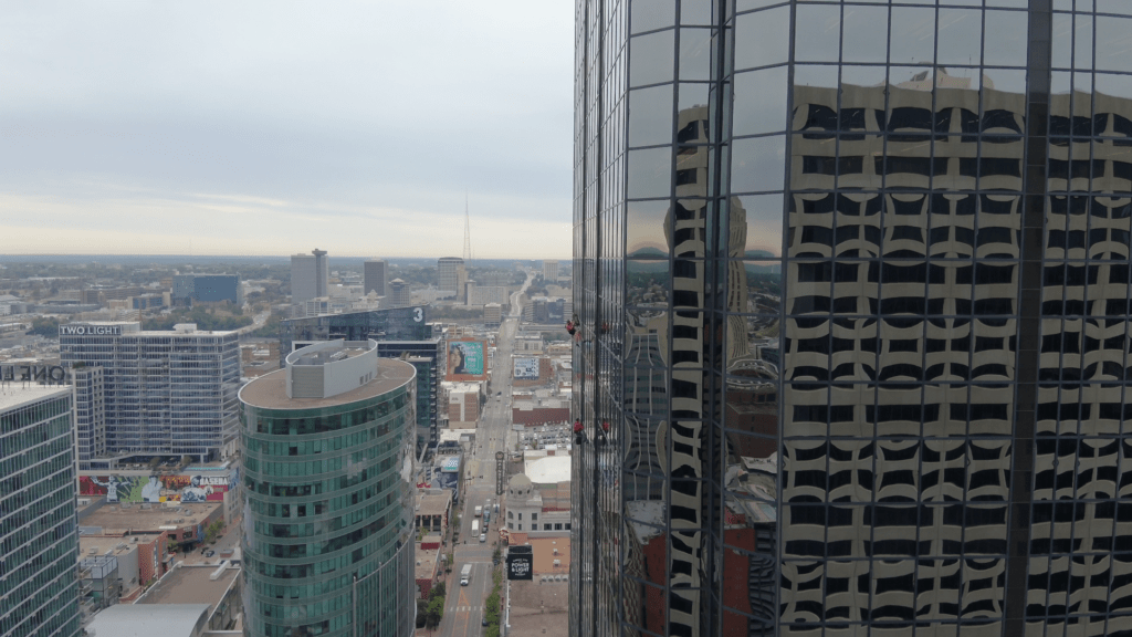 Video: Window washer rescued from 23rd floor of tallest building in Kansas City, Missouri