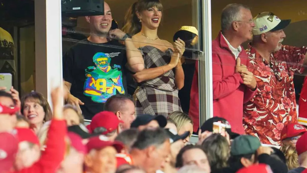 Taylor Swift cheers on boyfriend in Chiefs win over Saints