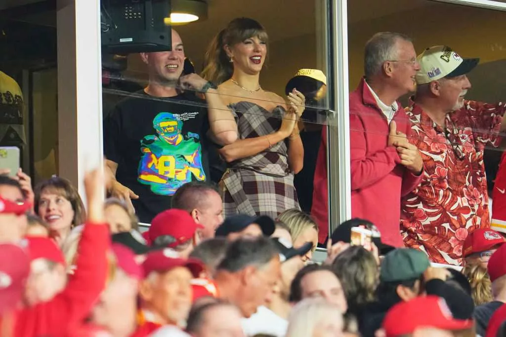 Taylor Swift cheers on boyfriend in Chiefs win over Saints