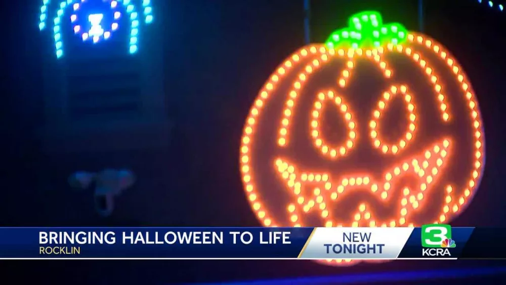 California man brings Halloween to life with nightly light show at home