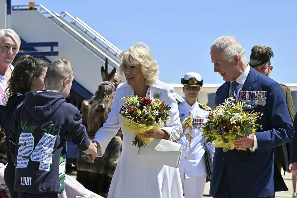 King Charles and Queen Camilla lay wreaths at Australian War Memorial