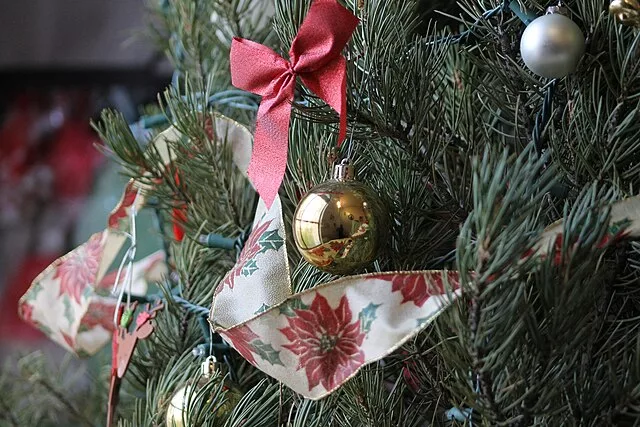 golden_christmas_tree_ornament