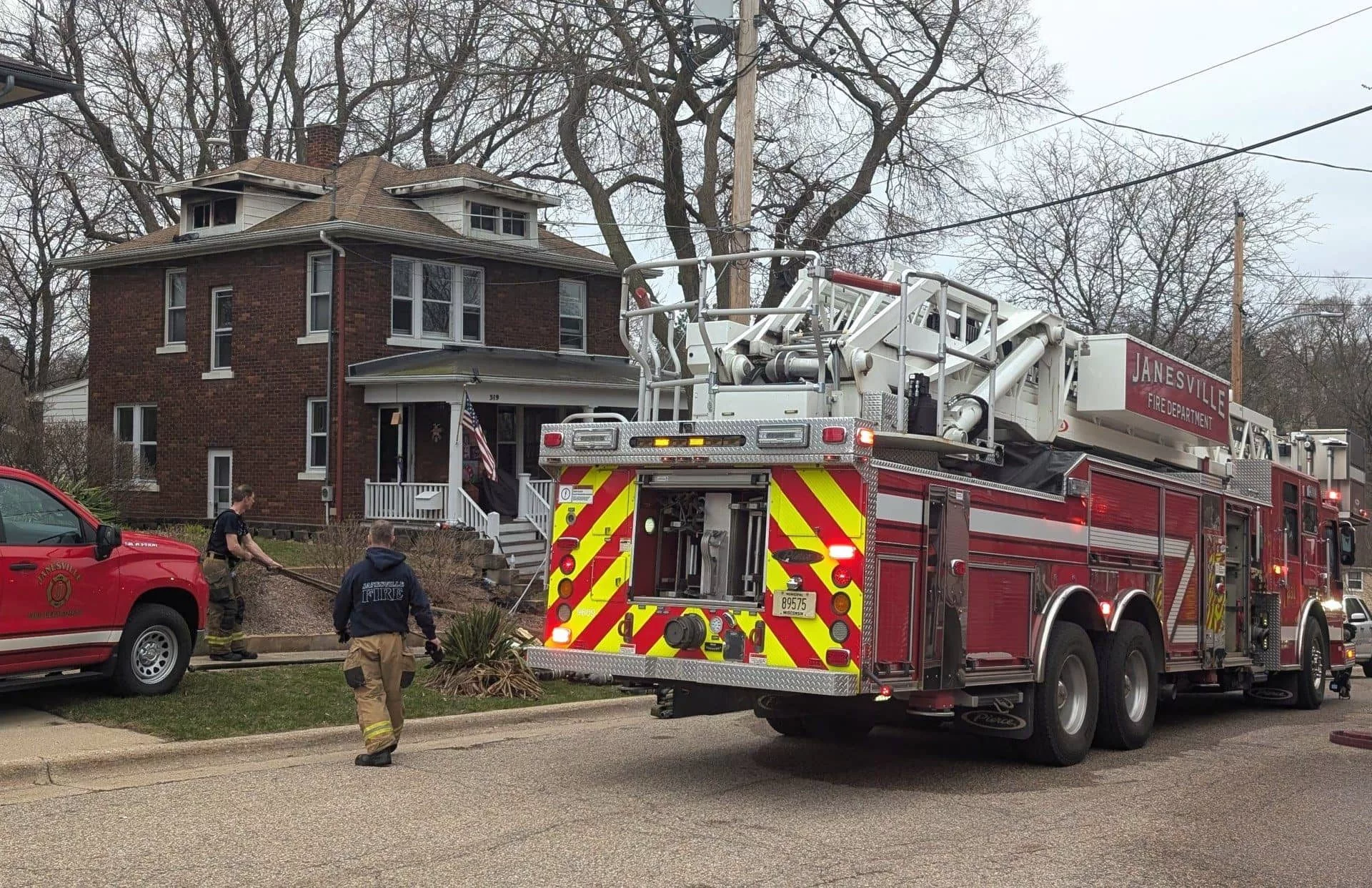 fire-on-south-wisconsin-street-thumbnail_pxl_20250404_2008135202-jpg