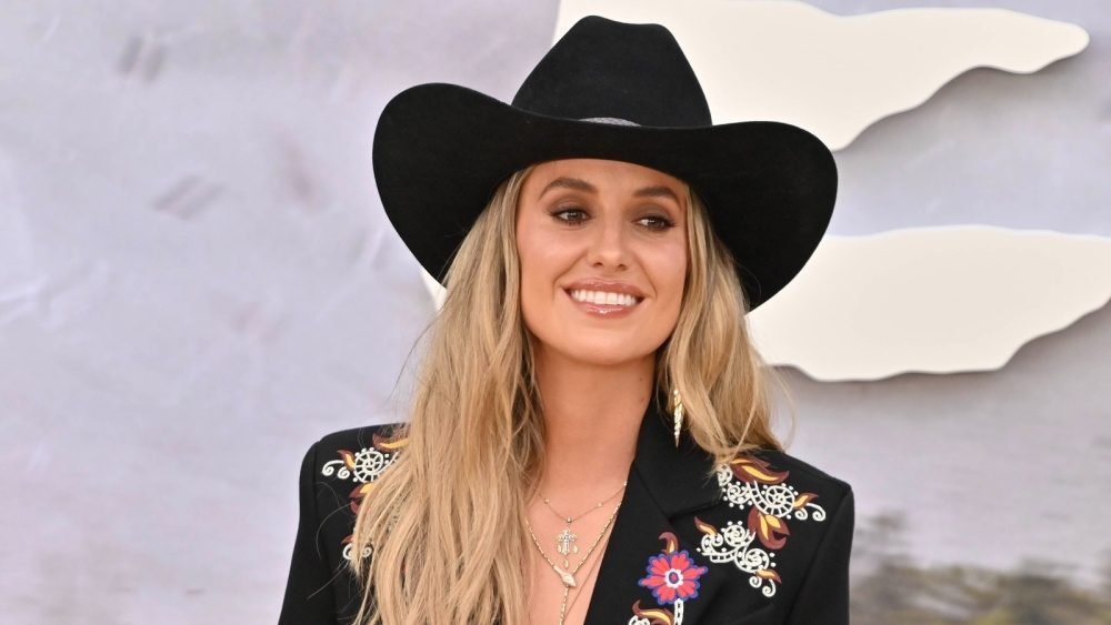 Lainey Wilson shares festive EP 'Peace, Love & Cowboys (Holiday