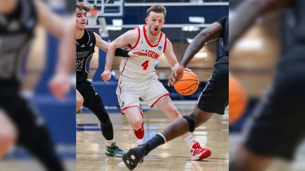 Jacob Beening dribbling a basketball