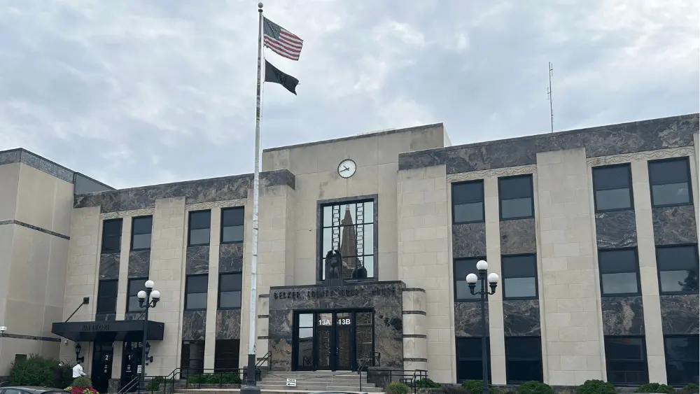 Image of exterior of Becker County District Court in Detroit Lakes