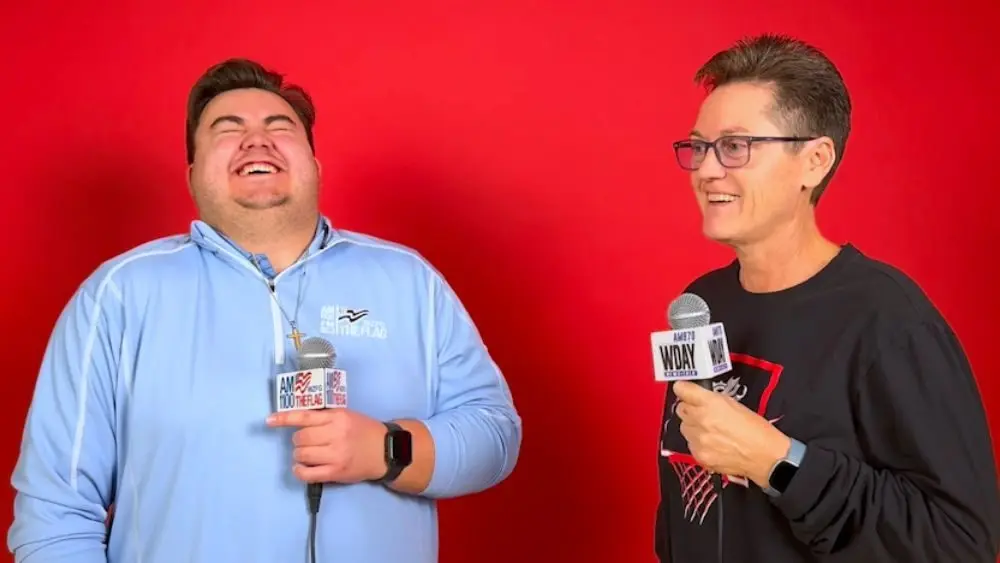 2 people having a conversation