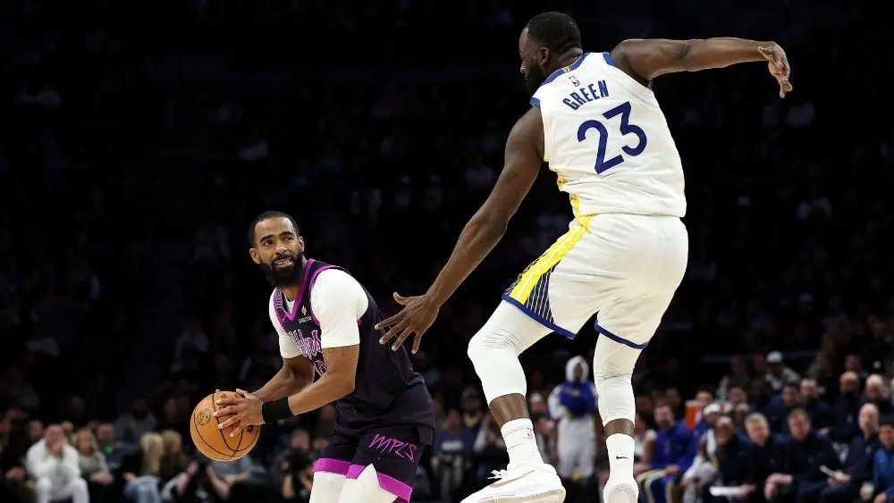 Mike Conley passing a basketball